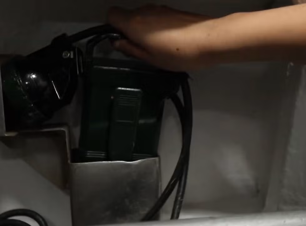 Để đề phòng trường hợp khẩn cấp, dọc hành lang và trong mỗi phòng trên tàu đều được treo khá nhiều đèn cầm tay chạy pin, đây là loại đèn có thiết kế chịu lực va đập rất tốt. Vì tàu ngầm hoàn toàn kín mít nên nếu sự cố mất điện xảy ra phía bên trong tàu ngầm sẽ tối như hũ nút và những chiếc đèn pin này phải được bố trí ở những nơi người lính "nhắm mắt cũng sờ thấy". Nguồn ảnh: QQ.