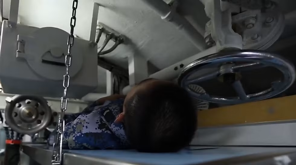 Phòng ăn đã chật chội, phòng ngủ còn chật chội hơn với việc người lính phải nằm xen kẽ vào giữa một đống van và ống trên tàu, chỉ cần hơi sơ ý một chút là người lính có thể sẽ bị... cộc đầu ngay lập tức, Ngoài thuyền trưởng và một vài sỹ quan chỉ huy cao cấp trên tàu có phòng riêng, còn lại tất cả các thủy thủ đều ngủ tập thể trong không gian chật chội và rất bí bách. Nguồn ảnh: QQ.
