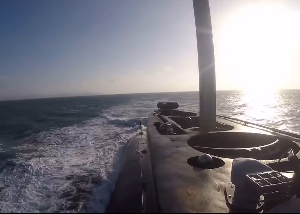 Một tàu ngầm có thể có nhiều kính tiềm vọng khác nhau vì bộ phận này rất dễ bị tổn thương dẫn đến hỏng hóc nên luôn cần phải có các hệ thống dự phòng. Ngoài ra một hệ thống kính tiềm vọng luôn bao gồm hai chiếc một là kính quan sát và hai là kính tấn công. Nguồn ảnh: QQ.