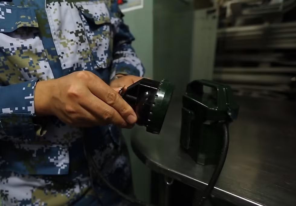 Loại đèn này có khả năng phát sáng liên tục đến 10 tiếng và kèm theo một hệ thống "quay tay" tạo điện để tiếp tục sử dụng trong trường hợp hết pin và không có pin thay thế. Nguồn ảnh: QQ.