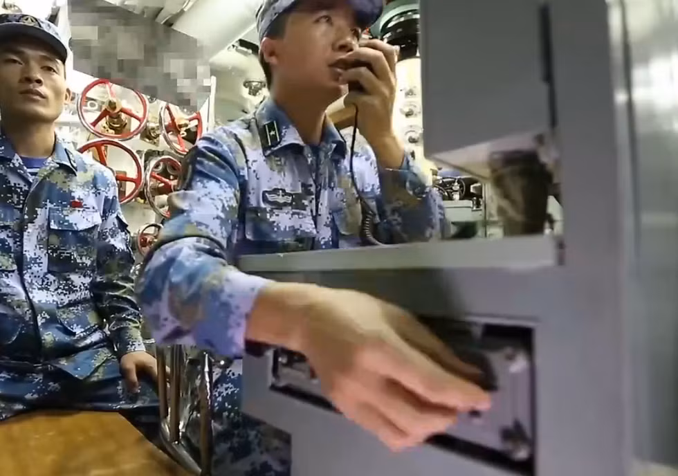 Phòng chỉ huy, nơi mọi mệnh lệnh từ đất liền được truyền đến đây và mọi mệnh lệnh điều khiển con tàu cũng được ban ra từ đây sử dụng hệ thống liên lạc rất hiện đại nhưng cũng kèm theo hệ thống liên lạc nội bộ bằng ống nói như trên các con tàu thủy từ hàng trăm năm trước đề phòng trường hợp hệ thống liên lạc nội bộ bị gián đoạn. Nguồn ảnh: QQ.