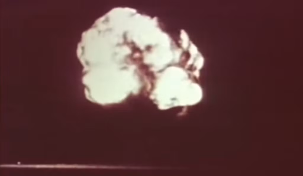 Ngày 16/7/1945, cả thế giới gần như sửng sốt khi Mỹ tiến hành thử nghiệm một loại vũ khí có sức tàn phá khủng khiếp: vũ khí hạt nhân. Sau nhiều năm nghiên cứu, dự án Manhattan đã mở ra kỷ nguyên vũ khí hạt nhân của thế giới. Chưa đầy một tháng sau thử nghiệm đầu tiên, Mỹ đã ném 2 quả bom hạt nhân xuống Hiroshima và Nagasaky khiến 192.000 người thiệt mạng. Đến nay, Washington là quốc gia duy nhất sử dụng vũ khí hạt nhân trong chiến tranh. Ảnh chụp màn hình: Youtube