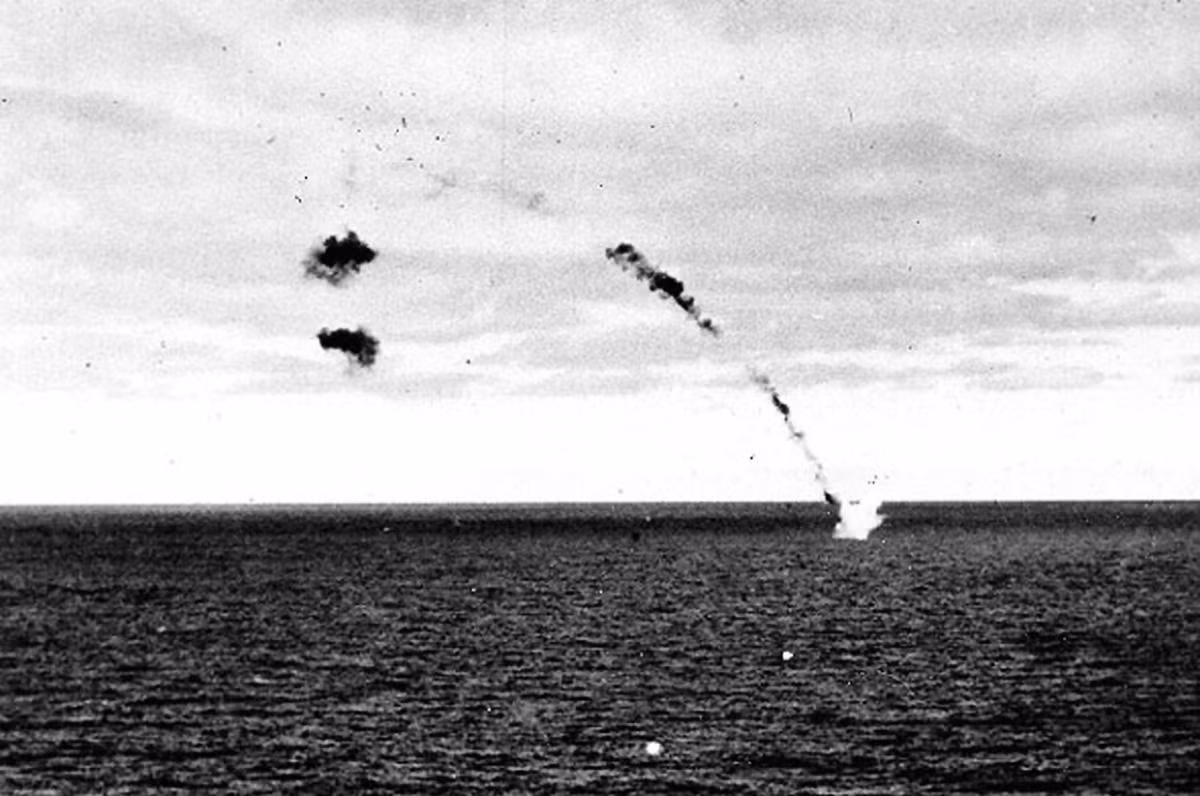 Tuy nhiên, phía Nhật cũng phải chịu thiệt hại rất lớn khi cố gắng tấn công vào mục tiêu "khó chơi" này. Ảnh: Một chiếc chiến đấu cơ Type 97 của Nhật Bản bị bắn hạ khi đang cố hạ độ cao tấn công vào chiếc USS Yorktown của Mỹ. Không thấy chiếc dù nào bung ra trong ảnh, có lẽ phi công xấu số cũng đã rơi cùng chiếc máy bay này. Nguồn ảnh: Theatlantic.