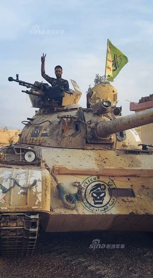 Việc sử dụng những xe tăng cũ có thể không có tính năng chiến đấu bằng với chiếc M1A1M, tuy nhiên với số lượng thiết giáp vượt trội thì ít nhất lực lượng xe tăng này cũng sẽ giúp phía Iraq giành được chút ít lợi thế trong chảo lửa chống IS ở chiến trường Trung Đông. Ảnh: Xe tăng Type 69 xuất xứ Trung Quốc trên chiến trường Trung Đông. Nguồn ảnh: Sina.