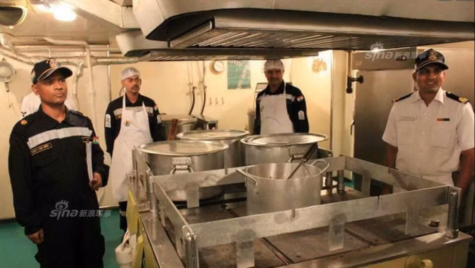 Phòng bếp hiện đại với hệ thống bếp có cả lan can đề phòng trường hợp đầu bếp phải nấu ăn trong điều kiện biển động.