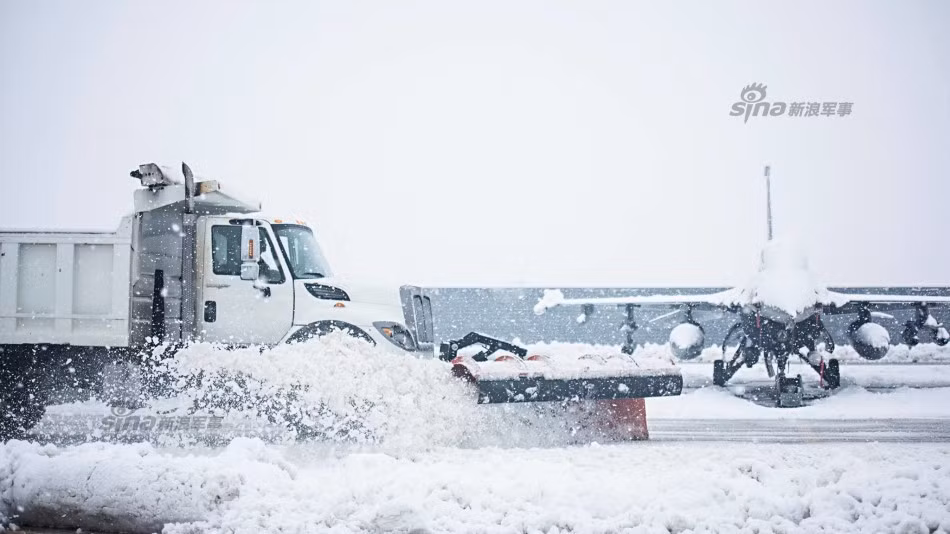 Những chiếc máy bay chiến đấu nằm im lìm dưới làn tuyết phủ trắng xóa. Nguồn ảnh: Sina.