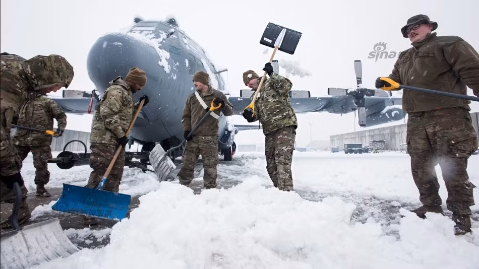 Tuy nhiên nếu tuyết rơi dày, tầm nhìn thấp kèm theo gió giật, bão, không đủ an toàn cho việc cất cánh thì tất cả các máy bay sẽ phải "nằm kho", lúc này nhàn nhất là các phi công và bộ phận điều khiển không lưu, chỉ dẫn đường băng. Nguồn ảnh: Sina.
