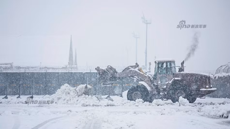 Huy động đủ mọi loại máy xúc để dọn tuyết, tuy nhiên với những trận tuyết rơi dày thì chừng đó vẫn là chưa đủ vì vừa dọn sạch đầu này tuyết đã phủ kín phía bên kia. Nguồn ảnh: Sina.
