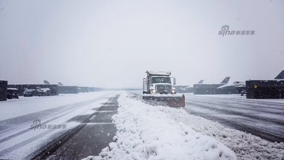 Trong trường hợp có tuyến rơi, để đảm bảo hoạt động cho các sân bay quân sự, Không quân Mỹ phải huy động các loại máy cào tuyết, máy xúc tuyết để dọn dẹp cả ngày lẫn đêm. Nguồn ảnh: Sina.