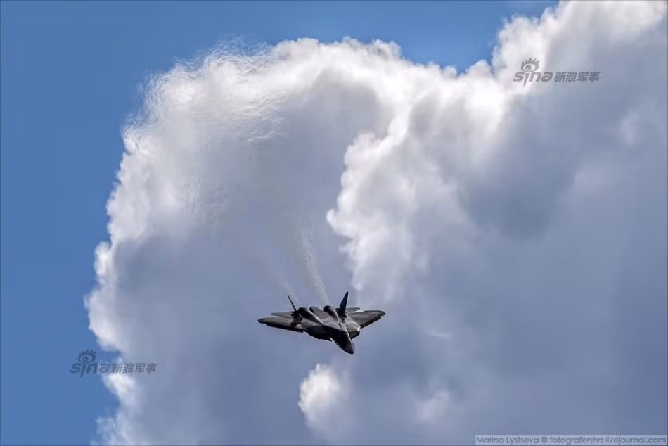 Trước đây, phía Nga dự kiến những chiếc Su T-50 đầu tiên sẽ được đưa vào sản xuất hàng loạt và xuất khẩu từ năm 2018 tới đây. Tuy nhiên thời điểm sản xuất hàng loạt đó có thể sẽ bị hoãn lại đến tận 2025 nếu quá trình nghiên cứu vẫn giữ nguyên tiến độ này. Nguồn ảnh: Sina.