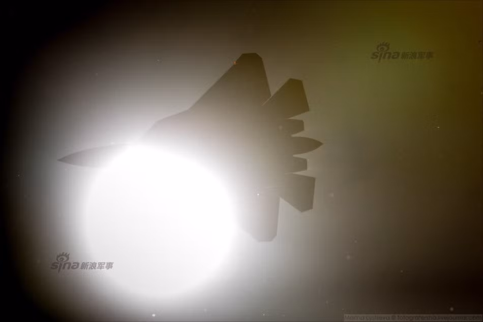 Sukhoi Su T-50 là máy bay chiến đấu tàng hình thế hệ thứ 5 do Không quân Nga nghiên cứu và phát triển từ năm 2009. Dự án T-50 được dự định sẽ dùng để thay thế cho những chiếc MiG-29 và Su-27 trong kho vũ khí hiện tại của Nga. Nguồn ảnh: Sina.