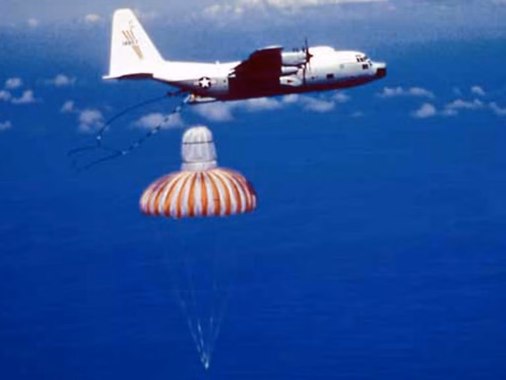 Phi đội thử nghiệm 6493 là một đơn vị khá kỳ lạ, được thành lập và hoạt động trong giai đoạn 1958-1986. Nhiệm vụ của phi đội là phải căn thời gian thật chuẩn xác để dùng một chiếc lưới đặc biệt bắt chiếc dù chứa cuộn phim thả về từ vệ tinh do thám bên ngoài khí quyển. Ảnh: Không quân Mỹ