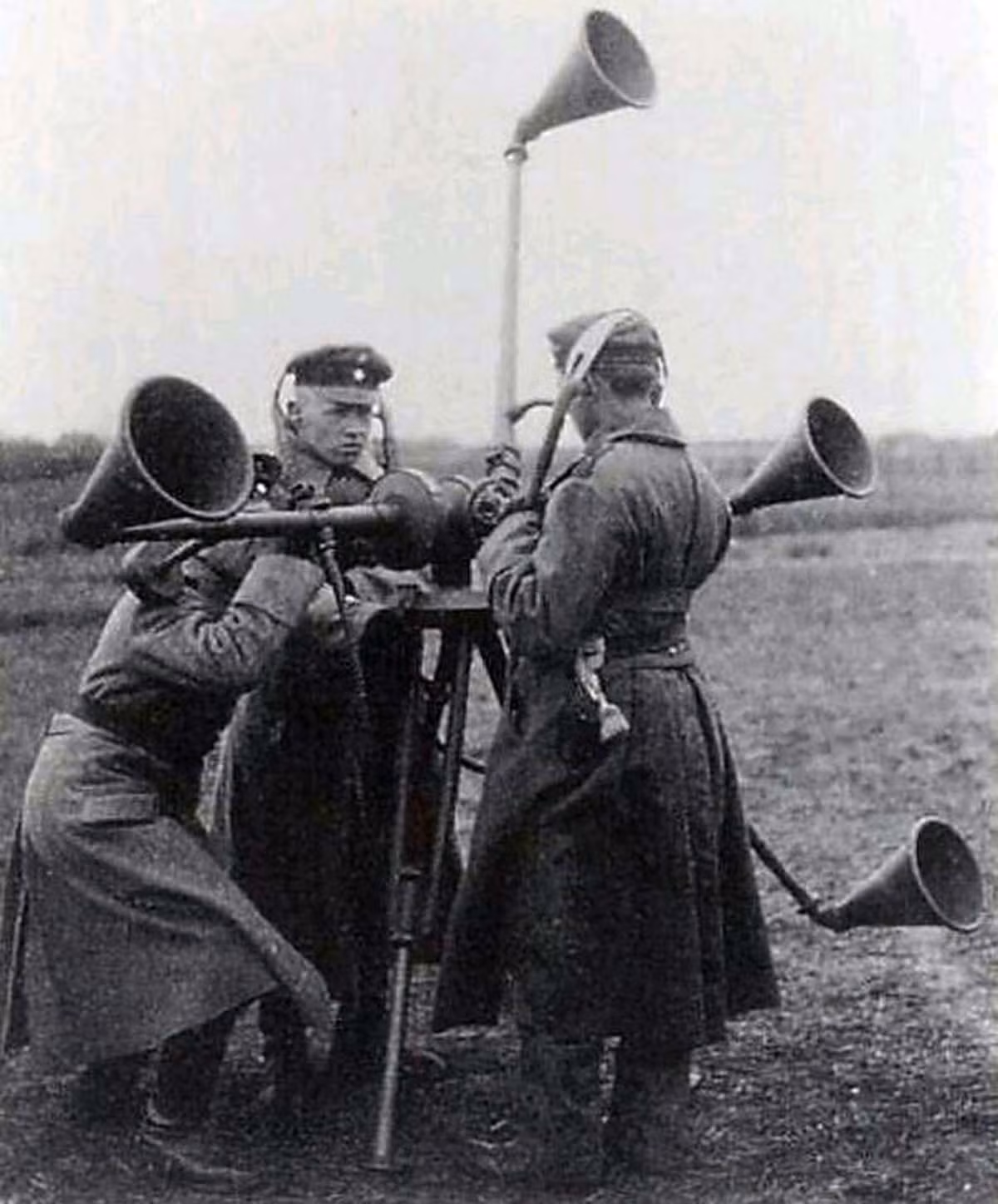 Mặc dù khá cồng kềnh và phiền phức, có độ tin cậy không cao, tuy nhiên đây là cách duy nhất để phát hiện máy bay địch thời bấy giờ và mọi quân đội lớn trên thế giới thời gian đó (trước năm 1940) đều sử dụng cách này để phát hiện máy bay địch. Nguồn ảnh: Rare.