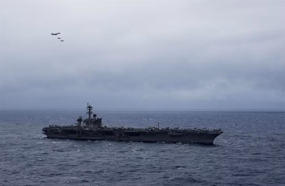  Tàu sân bay Mỹ chiếc USS Carl Vinson hiện đã đến vùng biển tiếp giáp với lãnh hải Philippines và vẫn đang tiếp tục các hoạt động tuần tra huấn luyện tại khu vực này. Đặc biệt, có một vài máy bay ném bom cỡ lớn từ đất liền cũng tham gia vào quá trình huấn luyện này cùng lực lượng Không quân Hải quân. Nguồn ảnh: QQ.