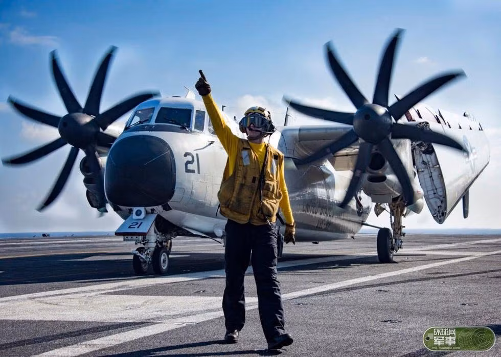 Vừa phải đảm bảo giao thông cho các máy bay chiến đấu cất cánh, vừa phải đảm bảo có khoảng thời gian boong tàu sân bay rảnh rỗi để nhận hàng tiếp tế luôn là một bài toán khó đòi hỏi sự ăn ý nhịp nhàng giữa tất cả các bộ phận nhân sự trên tàu. Nguồn ảnh: QQ.