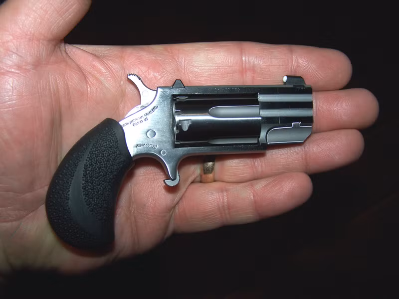 Thông thường đây là những thứ vũ khí ưa thích của các điệp viên hay của một vài nhà tài phiệt giàu có nào đó muốn có một thứ vũ khí nhỏ gọn bên cạnh mình để "yên tâm" hơn mỗi khi ra ngoài. Nguồn ảnh: Pinterest.