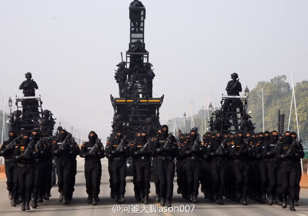 Đặc nhiệm Ấn Độ với những phương tiện đặc chủng chuyên dụng cho nhiệm vụ tấn công chống khủng bố. Và tất nhiên lực lượng này cũng không thể thiếu được những màn "thăng bằng trên không" khi binh lính thi nhau đứng ở những vị trí "chênh vênh" nhất trên các phương tiện đặc chủng này. Nguồn ảnh: QQ.