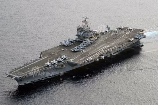 Chính vì vậy, chiếc USS Enterprise đã được phục vụ Hải quân Mỹ thêm 4 năm nữa. Tàu có thủy thủ đoàn đầy đủ bao tối đa gồm 5800 người, trong đó có 3000 thủy thủ và sỹ quan chỉ huy tàu, 1800 nhân viên Không quân Hải quân trong đó có 250 phi công và 1550 nhân viên hỗ trợ bay. Ngoài ra chiếc tàu sân bay khổng lồ này còn có khả năng mang theo tối đa tới 90 máy bay phản lực cánh gấp và 60 máy bay phản lực thông thường. Nguồn ảnh: Sina.