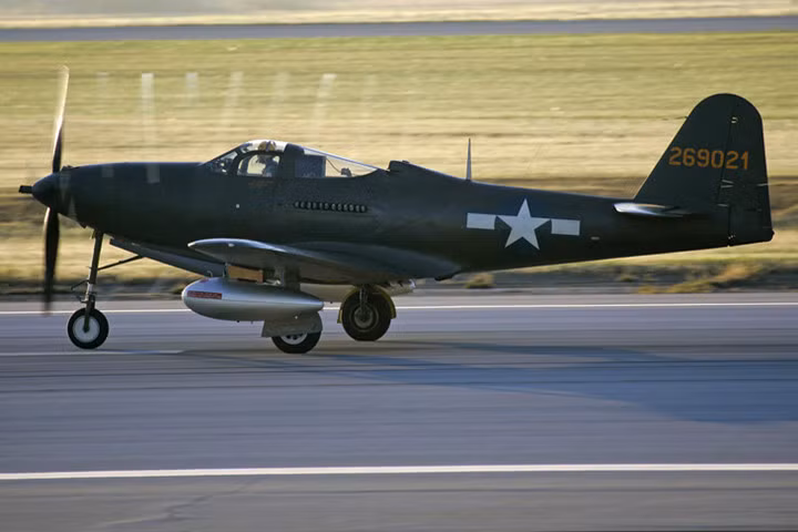 Tại Alaska các phi công Liên Xô (bao gồm nhiều nữ giới) tiếp nhận và lái các phi cơ này bay qua eo biển Bering để về Liên Xô. Ảnh: WBD