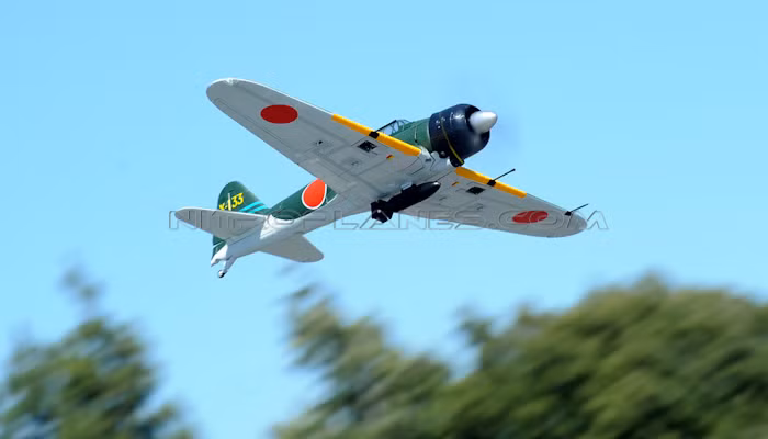 Về mặt kỹ thuật, máy bay Zero A6M có buồng lái một người, dài 9,06 mét; sải cánh 12 mét, động cơ 950 mã lực cung cấp tốc độ tối đa 660 km/h, trần bay 10 km và tầm bay lên tới 3.100 km. Nếu xét về thông số tốc độ, trần bay và tầm bay thì chiếc Zero được xếp vào hàng "không có đối thủ" trong suốt những năm đầu của chiến tranh thế giới thứ hai. Nguồn ảnh: Nitroplanes.