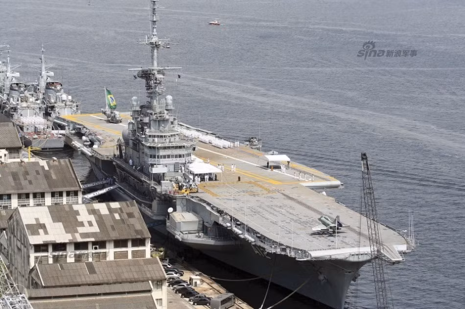 Tầm hoạt động của tàu sân bay Sao Paulo là 13900 km và nó được biên chế đủ với 1920 thành viên bao gồm thủy thủ đoàn, sỹ quan hải quân và các sỹ quan không quân. Nguồn ảnh: Sina.