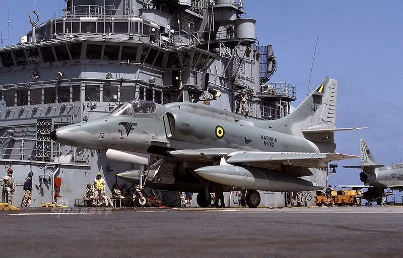 Việc tàu sân bay Sao Paulo về hưu sẽ là cơ hội tốt cho một vài quốc gia trên thế giới nếu muốn sở hữu chiếc hàng không mẫu hạm này. Trên thực tế, nó vẫn còn đang hoạt động tốt và chỉ cần trải qua một quá trình nâng cấp toàn diện một cách dần dần là hoàn toàn có thể tiếp tục phục vụ được. Nguồn ảnh: Sina.