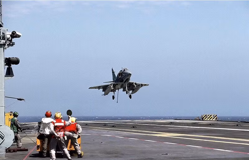 So với tàu sân bay Liêu Ninh hiện nay của Trung Quốc, rõ ràng chiếc Sao Paulo vượt trội hơn hẳn Liêu Ninh với động cơ đáng tin cậy, nhưng giá trị nhất là hệ thống máy phóng thủy lực - thứ công nghệ mà Trung Quốc đang khao khát vô cùng nhằm phát triển tàu sân bay nội địa. Nguồn ảnh: Sina.