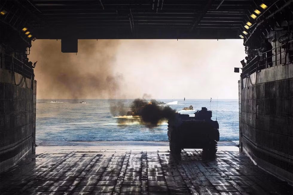 Các tàu đổ bộ cỡ lớn cùng với các thiết giáp lưỡng cư cùng tham gia cuộc đổ bộ. Đây là một bài tập trong khuôn khổ cuộc tập trận Hổ mang Vàng đang diễn ra ở Thái Lan với sự tham gia của nhiều quốc gia trong đó có Mỹ và Thái Lan cùng đồng chủ trì. Nguồn ảnh: QQ.