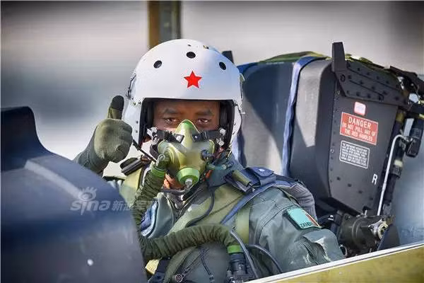 Giống như tất cả các loại máy bay huấn luyện khác, L-15 có 2 ghế ngồi dành cho huấn luyện viên và học viên, nó có chiều dài 12,27 mét, sải cánh rộng 9,48 mét và được trang bị 2 động cơ Ivchenko do Nga sản xuất. Nguồn ảnh: Sina.