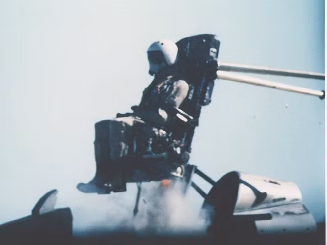 Trong trường hợp phi công cần thoát ra khẩn cấp, chỉ cần giật hai cần màu đỏ ở ngay dưới háng mình là chiếc ghế phóng sẽ bật ra gần như ngay lập tức, hệ thống máy tính trên chiếc ghế phóng sẽ tính toán góc nghiêng và tốc độ của máy bay để đưa ra góc thoát hiểm an toàn nhất cho phi công. Nguồn ảnh: Ejesite.