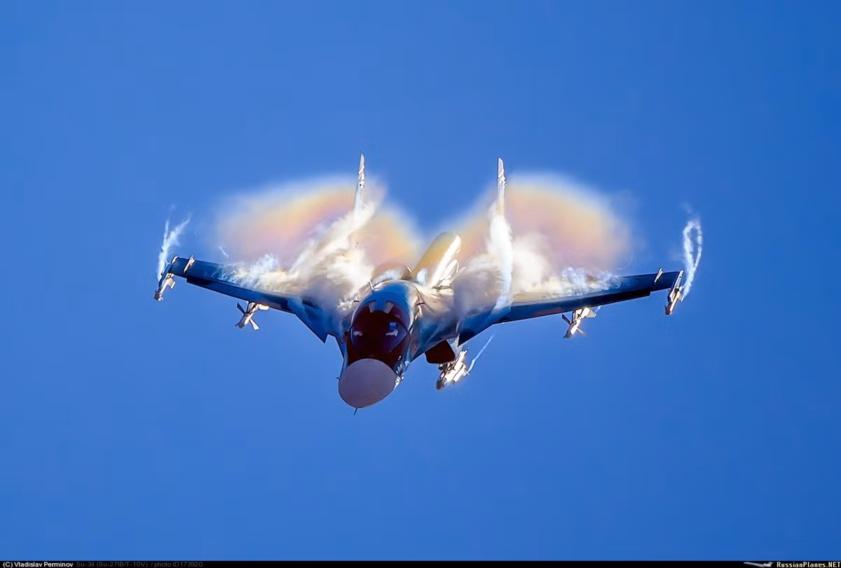 Với những chiếc ghế phóng thoát hiểm đáng tin cậy như K-36DM, phi công hoàn toàn có thể tự tin tham chiến và luyện tập những động tác khó ở độ cao cực thấp, trong trường hợp khẩn cấp họ hoàn toàn có thể thoát hiểm an toàn thậm chí ở độ cao bằng 0, nghĩa là khi một phần máy bay đã rơi xuống đất phi công mới bay ra ngoài vẫn kịp. Nguồn ảnh: Okoplane.