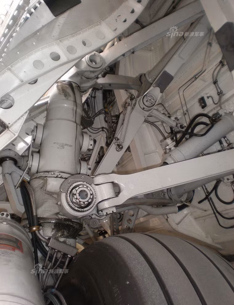 Sở dĩ nó có thể làm được điều đó do cấu tạo siêu phức tạp và tinh vi của hệ thống giảm xóc và càng, cho phép nó có thể di chuyển trên những nền đất xấu một cách dễ dàng. Nguồn ảnh: Sina.