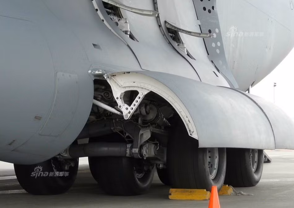 Máy bay vận tải C-17 Globalmaster có tổng cộng 16 lốp hạ cánh tất cả, trong đó càng hạ cánh mũi có 2 lốp, còn lại 14 lốp được chia đều cho hai bên càng phía dưới bụng máy bay. Nguồn ảnh: Sina.