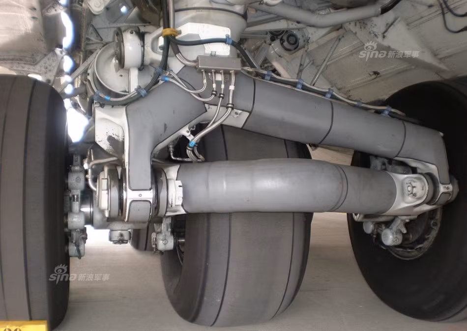 Do ma sát khi bánh máy bay tiếp cận với đường băng là rất lớn nên toàn bộ lốp máy bay chỉ có rãnh dọc chứ không có rãnh ngang, nhằm đảm bảo bánh có thể "trượt" trên mặt đất trong trường hợp cần thiết chứ không bị nổ ngay lập tức. Nguồn ảnh: Sina.