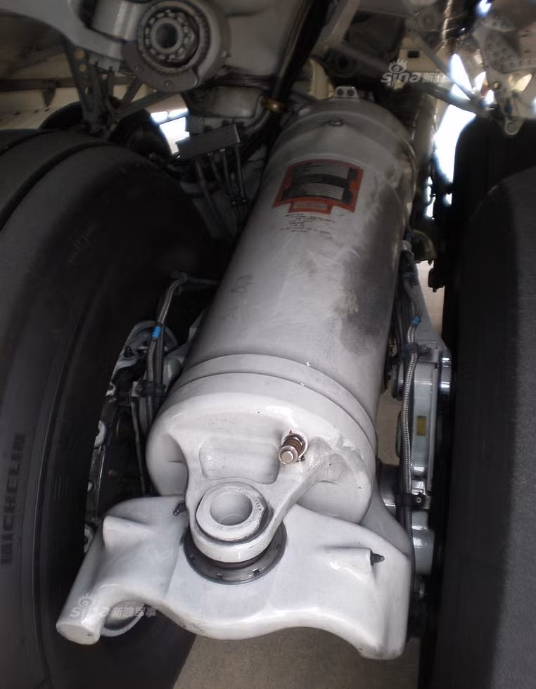 Theo đó, hệ thống hạ cánh bằng pit-tông thủy lực sẽ được treo trên một bộ khung giảm xóc có độ dơ lớn, mỗi một pít-tông lại sẽ được treo trên một khung giảm xóc riêng, cho phép toàn bộ các bánh xe của chiếc C-17 có thể di chuyển độc lập với nhiều góc khác nhau mà hoàn toàn không ảnh hưởng đến nhau. Nguồn ảnh: Sina.