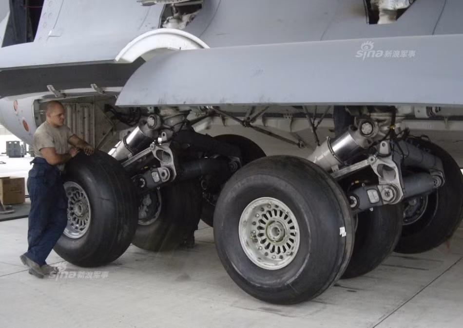 Mỗi một lốp trong hệ thống càng hạ sẽ được nối với một pít-tông khổng lồ, chính hệ thống pít-tông này sẽ có tác dụng chịu lực và giảm xóc trong quá trình bánh máy bay tiếp cận với đường băng. Nguồn ảnh: Sina.