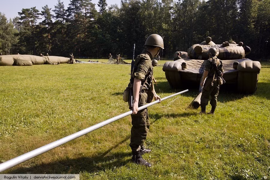 Trận địa giả có cả xe tăng T-90. Nguồn ảnh: Sina.