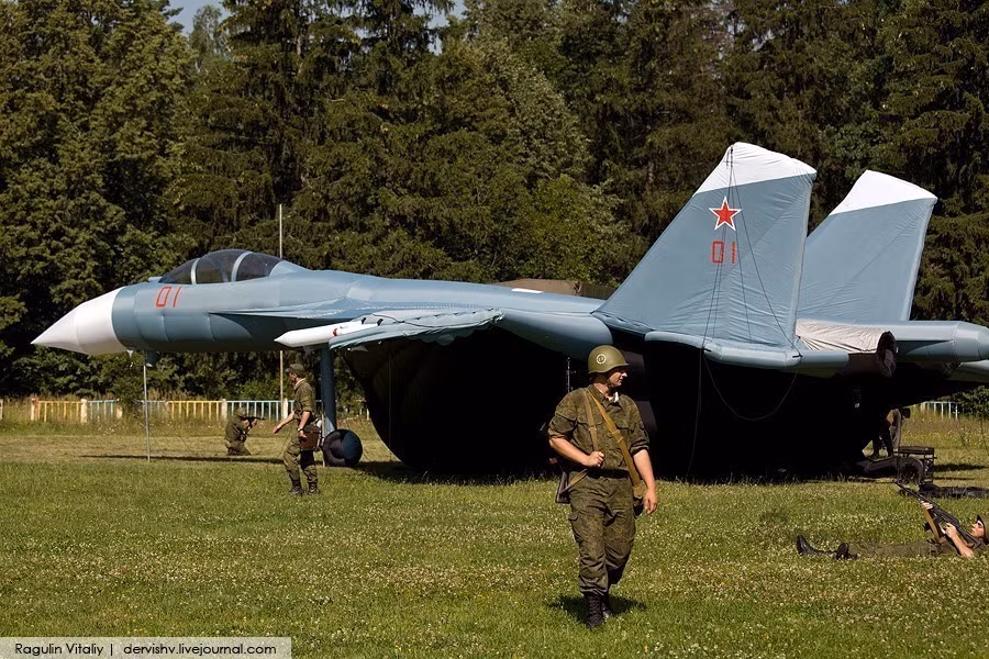 Có thể coi chiến thuật sử dụng trận địa giả là cách thức nghi binh đơn giản, rẻ tiền mà cực kỳ hiệu quả trong tác chiến hiện đại ngày nay. Trong kháng chiến chống Mỹ, Việt Nam cũng từng áp dựng kiểu nghi binh này bằng vũ khí từ...mây tre nứa đánh lừa máy bay Mỹ. Nguồn ảnh: Sina.