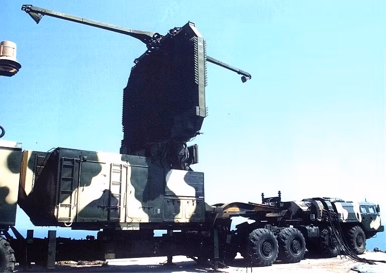 Một tính năng vượt trội của S-300PMU-2 là radar giám sát tầm xa 64N6E Big Bird(Tombstone). Radar này có khả năng phát hiện 200 mục tiêu ở cự ly 300 km. Big Bird là chìa khóa quan trọng trong việc cải thiện khả năng đánh chặn tên lửa đạn đạo của S-300PMU-2. Theo Ausairpower, S-300PMU-2 với radar 64N6E có xác suất tiêu diệt mục tiêu từ 80-93% đối với máy bay, 50-75% đối với tên lửa đạn đạo chiến thuật. Ảnh: Ausairpower