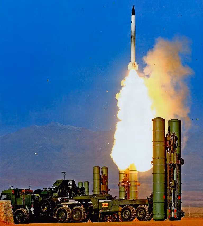S-300PMU-2 của Trung Quốc bắn thử đạn tên lửa 48N6E2. Có thể nói rằng, S-300PMU-1/2 là hệ thống phòng không độc đáo với nhiều tính năng ưu việt, nó là loại vũ khí có thể làm thay đổi cán cân quân sự ở khu vực triển khai. Không phải ngẫu nhiên mà Mỹ và một số nước phương Tây quyết dùng mọi biện pháp ngăn chặn Nga bán hệ thống này cho Iran. Ảnh: Ausairpower