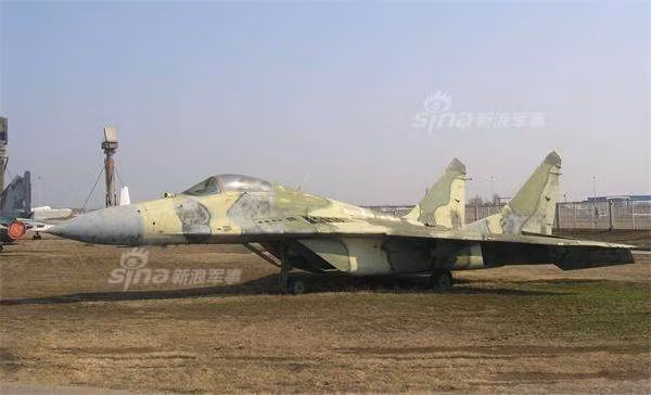 Tuy nhiên, sẽ không có gì hoảng hốt khi biết rằng, đây chỉ là các chiến đấu cơ lỗi thời đã quá niên hạn sử dụng như MiG-29, Su-27, Su-25 và Su-17. Các chiến đấu cơ này đều có xuất xứ từ các nước cộng hòa thuộc Liên Xô (cũ). Nguồn ảnh: Sina.