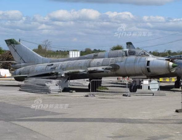 Theo các công ty kinh doanh vũ khí này, giá bán sẽ không bao gồm phí vận chuyển, kho bãi và các thủ tục hải quan. Người mua sẽ phải tự vận chuyển về nước và tự chi trả mọi khoản phí phát sinh trong quá trình vận chuyển. Và tất nhiên, vì là hàng cũ nên không hề có bảo hành, người bán cũng không chắc những chiếc phi cơ chiến đấu này liệu còn có thể... bay được hay không. Nguồn ảnh: Sina.
