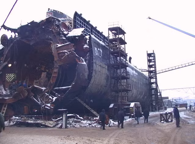 Vụ nổ thứ hai xảy ra sau đó 2 phút 14 giây khi tàu ở địa điểm cách vị trí ban đầu 400 m. Nó có sức công phá tương đương từ 2 tới 3 tấn TNT. Quy mô của vụ nổ thứ hai lớn hơn lần đầu tiên gấp 250 lần với âm thanh vang tới Alaska của Mỹ. Nhiệm vụ chính của Kursk là theo dõi các tàu sân bay của đối phương ngoài đại dương. Tàu từng có thành tích theo dõi, giám sát thành công Hạm đội 6 của Mỹ tại biển Địa Trung Hải trong chiến tranh Nam Tư năm 1997 nên việc nó gặp nạn là bất ngờ và là nỗi đau lớn đối với lực lượng Hải quân Nga. Nguồn ảnh: Strangemilitary.