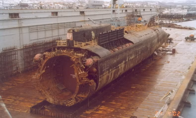 Lúc 23h29 (giờ địa phương), một ngư lôi mã 65-76 “Kit” không mang theo đầu đạn được chất lên ống phóng số 4. Nó có chiều dài 10,7 m và nặng 5 tấn. Lúc 23h29’34, vụ nổ đầu tiên xảy ra ở phía đông bắc thành phố Murmansk, tạo ra một đám cháy với nhiệt độ ước đạt 2.700 độ C. Vụ nổ tương đương 1,5 độ trên thang đo độ Richter. Nguồn ảnh: Strangemilitary.