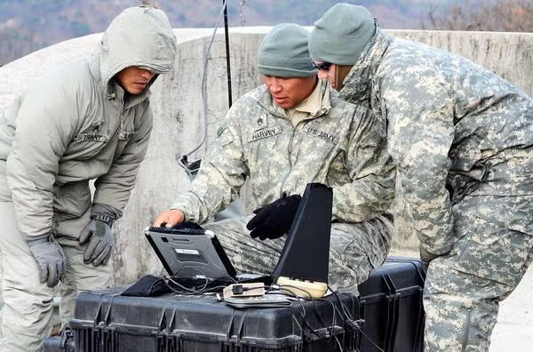 Một bộ hệ thống máy bay không người lái do thám RQ-11B có giá 173.000 USD bao gồm 4 máy bay do thám, 2 tay cầm điều khiển, 1 bộ thu phát tín hiệu và 1 máy tính xách tay. Với mức giá rẻ như vậy và lợi thế to lớn nó mang lại trên chiến trường, chiếc UAV này hiện đang được sử dụng bởi 25 quốc gia. Tuy nhiên nó cũng là một mặt hàng khá dễ kiếm trên thị trường chợ đen vũ khí nên rất có thể con số các quốc gia sở hữu loại RQ-11B này còn nhiều hơn thế gấp nhiều lần. Nguồn ảnh: Egloos.