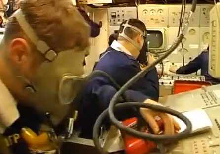 Mặt nạ dưỡng khí được bố trí sẵn bên trong phòng điều khiển của tàu ngầm đề phòng trường hợp khí độc bao trùm toàn bộ con tàu. Ảnh: RIA Novosti.