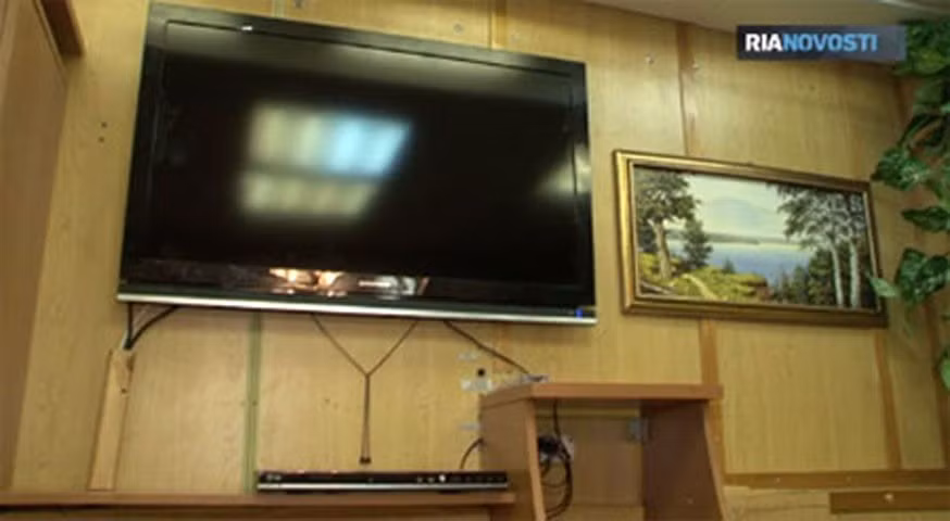 Ti vi nằm trong phòng giải trí của tàu. Các thủy thủ có thể tới đây để giải trí khi hoàn thành ca trực. Ảnh: RIA Novosti.