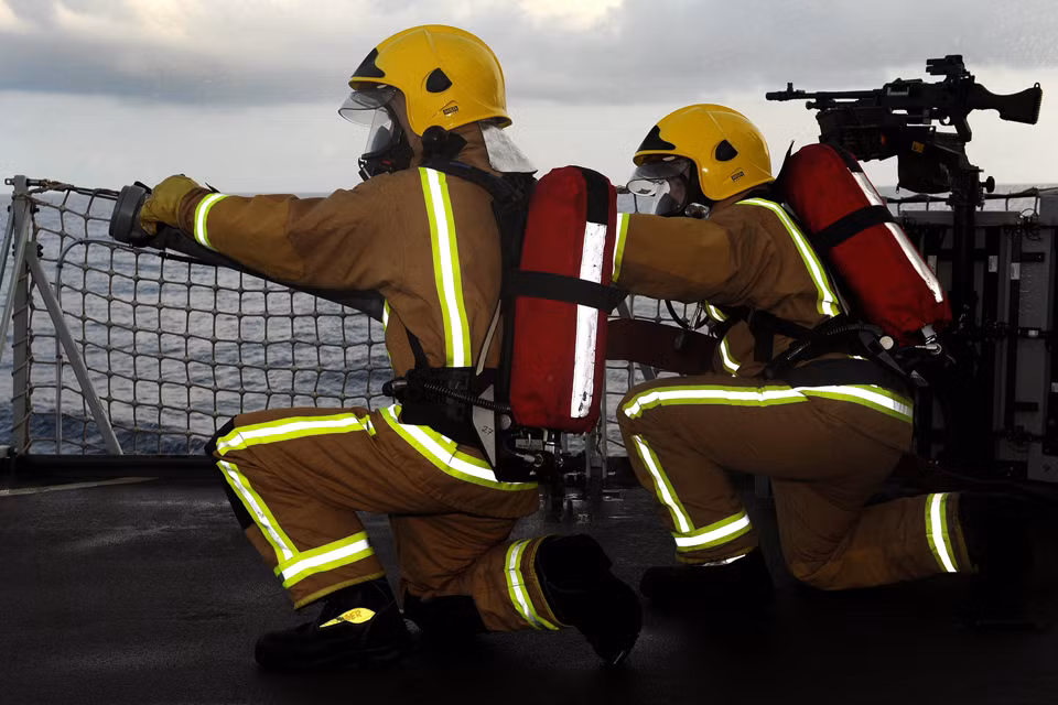 Trên thực tế, việc đối phó với các đám cháy trên tàu chiến dù khó khăn nhưng vẫn còn đơn giản hơn rất nhiều so với việc đối phó với các đám cháy ở trong... tàu ngầm. Nguồn ảnh: Govuk.