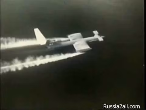 Ekranoplan vừa được xem là một loại thủy phi cơ vừa được coi là một loại tàu đệm khí. Được thiết kế để di chuyển ở độ cao khoảng 3-5 mét so với mặt nước, con quái vật biển Caspian này bay đủ thấp để không bị phát hiện bởi radar nhưng cũng bay đủ cao để không bị phát hiện bởi các loại thiết bị thủy âm được sử dụng để phát hiện tàu bè. Nguồn ảnh: Youtube.