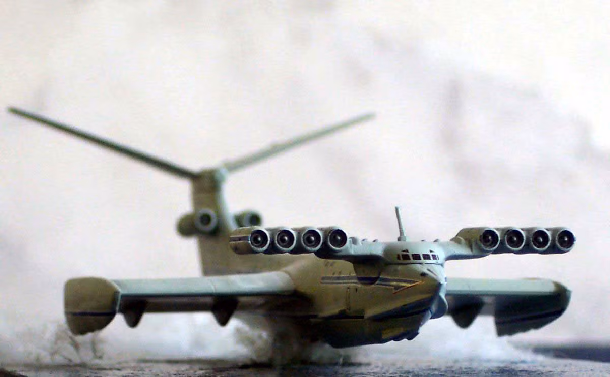 Ra đời từ năm 1966, chiếc thủy phi cơ khổng lồ này có tên " Con Quái vật Biển Caspian (Caspian Sea Monster) được thiết kế và lắp ráp tại Cục thiết kế tàu cánh ngầm của Liên Xô thời đó. Nguồn ảnh: Pinterest.